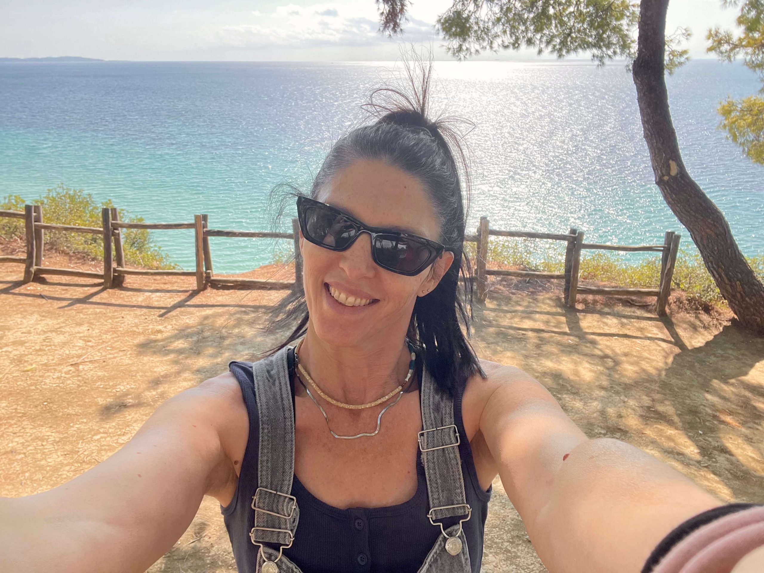 Selfie της Αναστασίας Δεληγιάννη, μέλος της ομάδας της Dive Greece, με φωτεινό και φιλικό χαμόγελο.